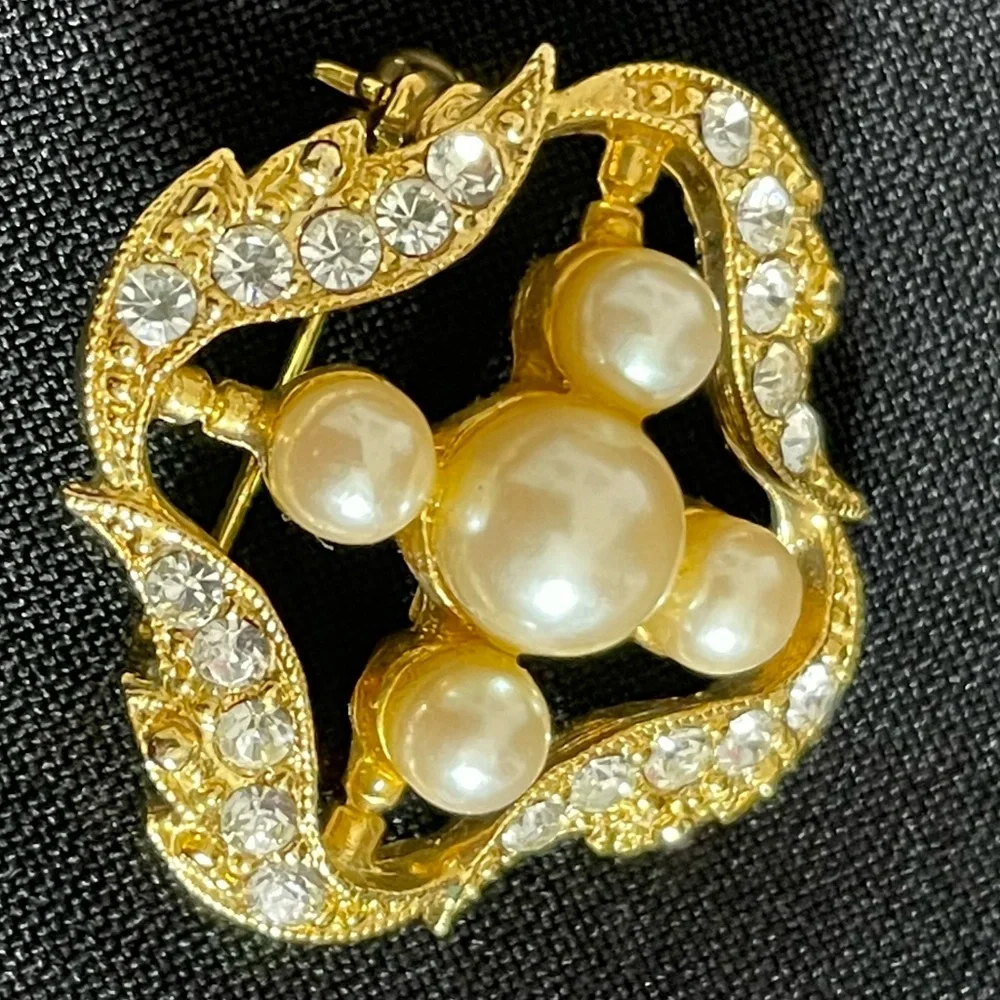 Richelieu Vintage Pearl & Rhinestone Brooch